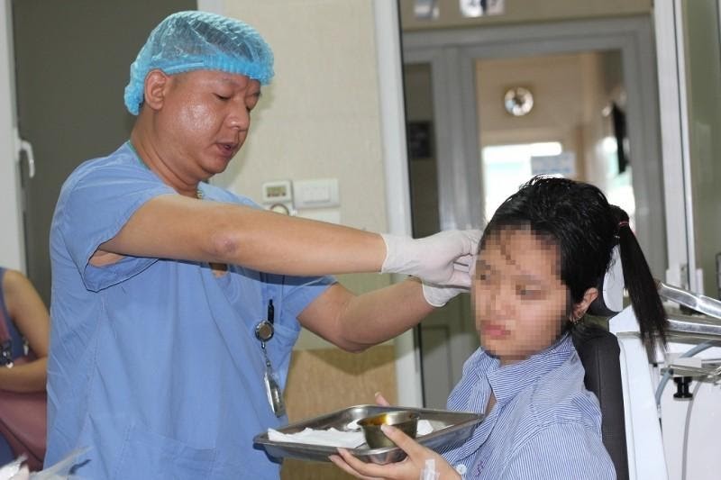 Cẩn thận biến chứng nguy hiểm khi xỏ khuyên trên vành tai