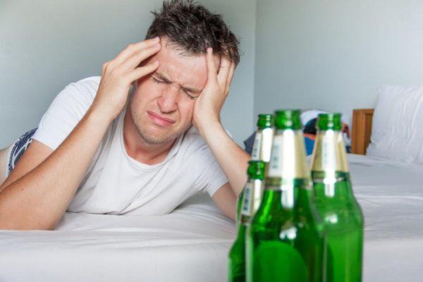 Uống quá nhiều rượu sẽ làm bạn cảm thấy đau đầu, mệt mỏi