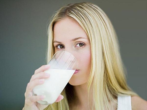 Uống sữa trước khi uống rượu sẽ giúp bạn tăng tửu lượng