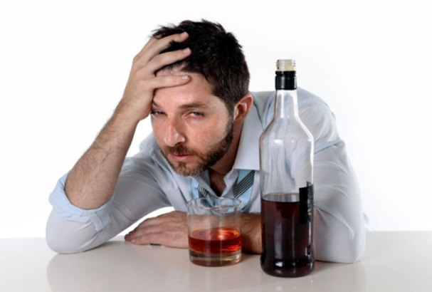 Khi say rượu con người thường cảm thấy đau đầu, chóng mặt