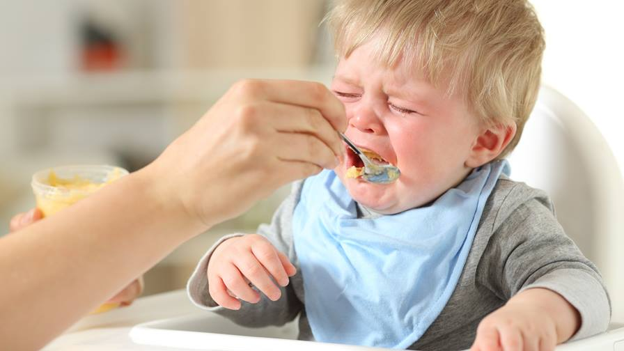 Ép trẻ ăn khiến bé bị biếng ăn tâm lý