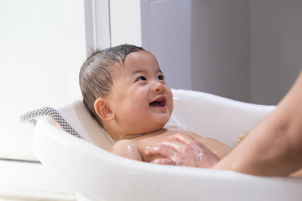Cha mẹ nên thường xuyên tắm cho trẻ
