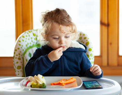 Trẻ vừa ăn vừa xem điện thoại khiến tình trạng trẻ biếng ăn trầm trọng hơn