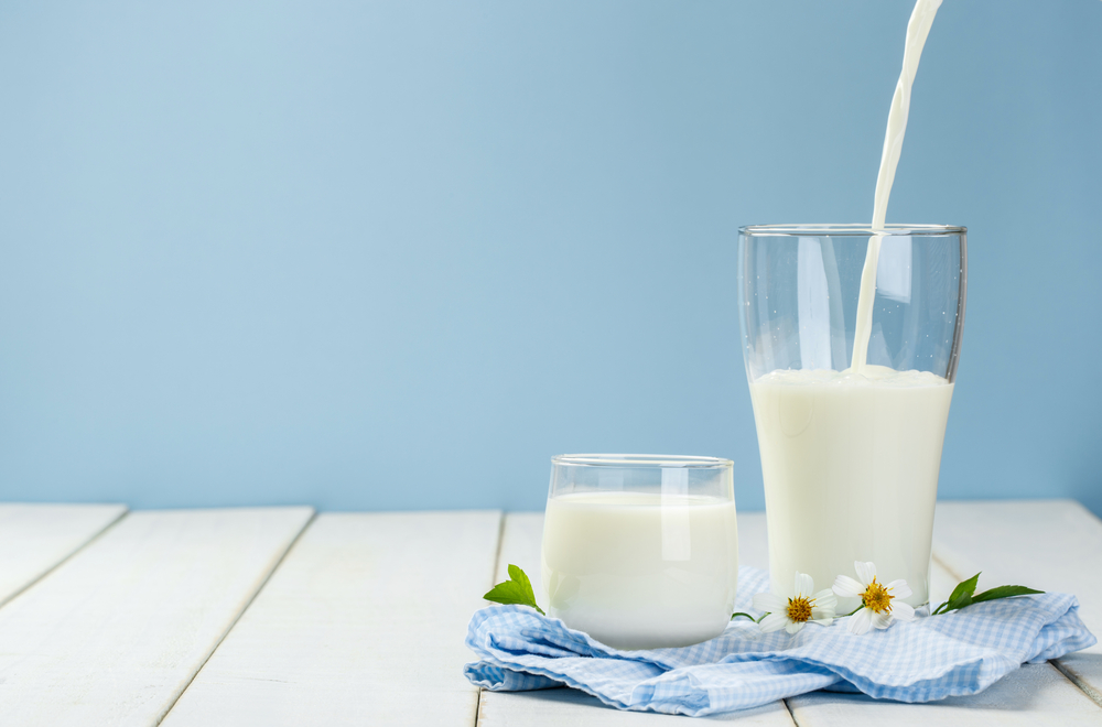 Người bị viêm đại tràng có nên uống sữa không ?