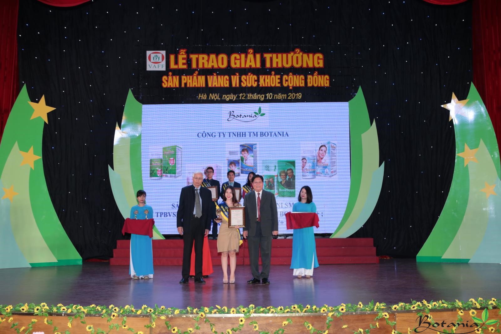 đại diện công ty botania nhận cúp sản phẩm vàng vì sức khỏe cộng đồng