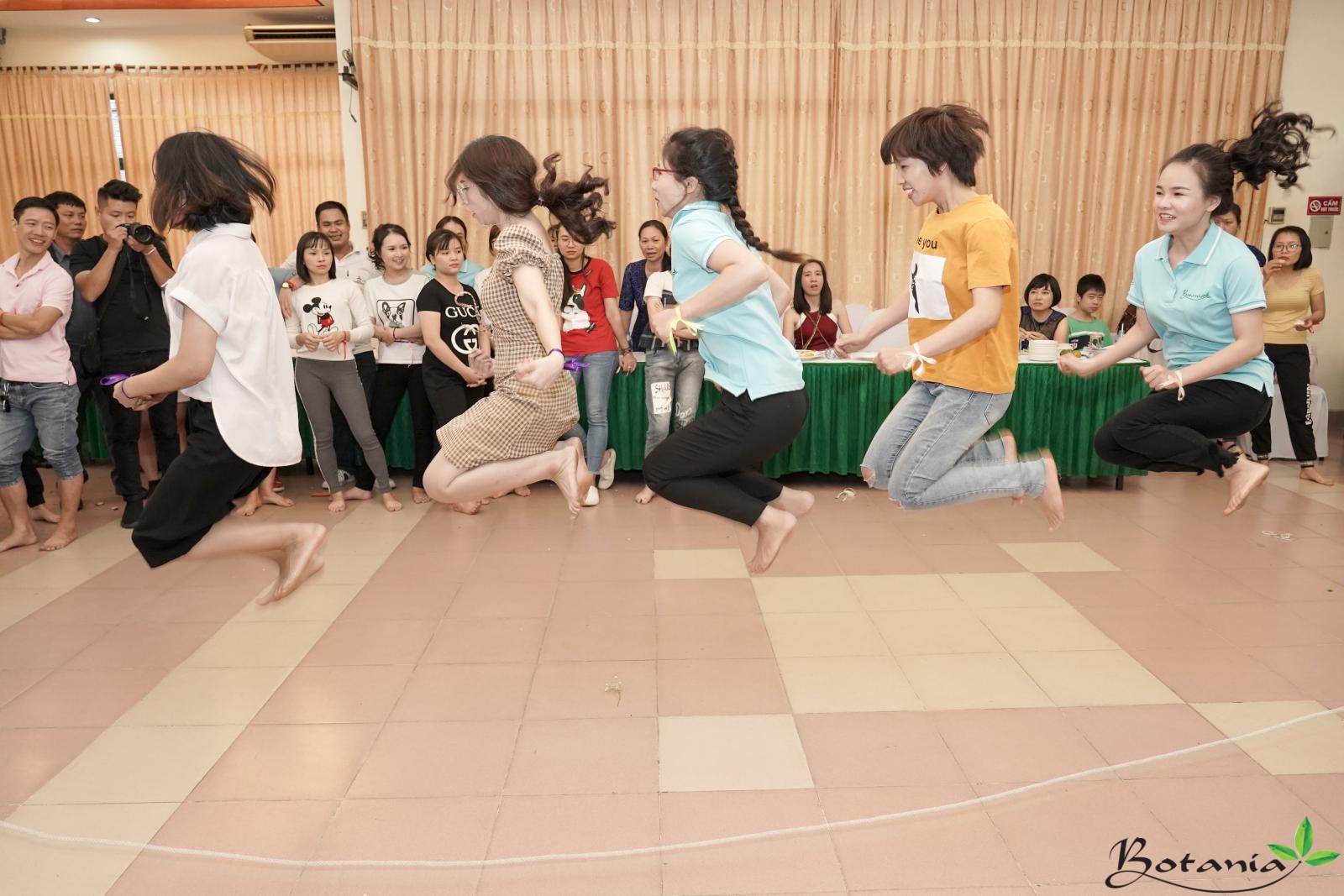 nhân viên công ty botania chơi trò chơi