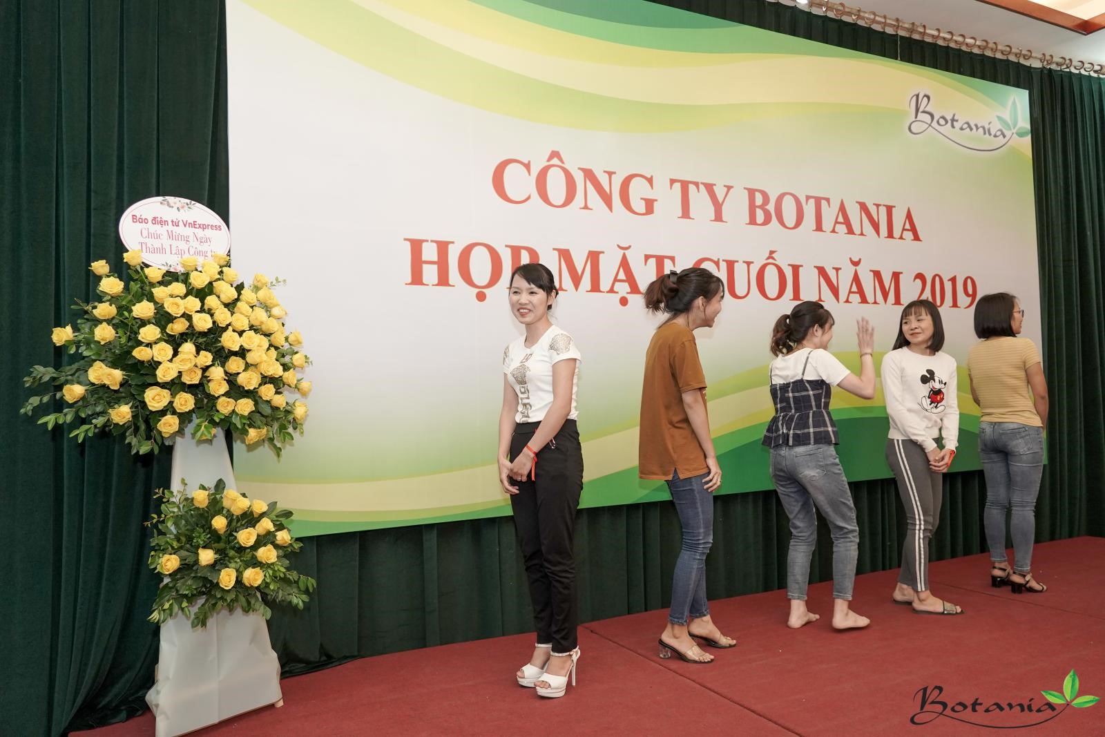 nhân viên công ty botania chơi trò chơi