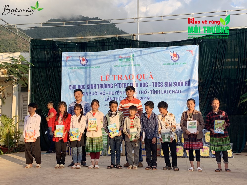 công ty botania gửi quà cho các em nhỏ vùng cao