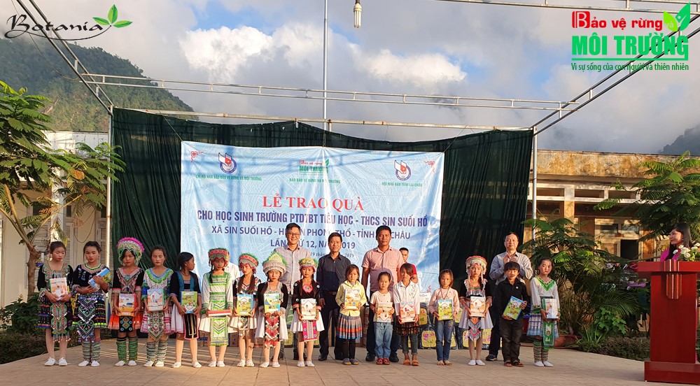 công ty botania trao quà cho các em nhỏ vùng cao
