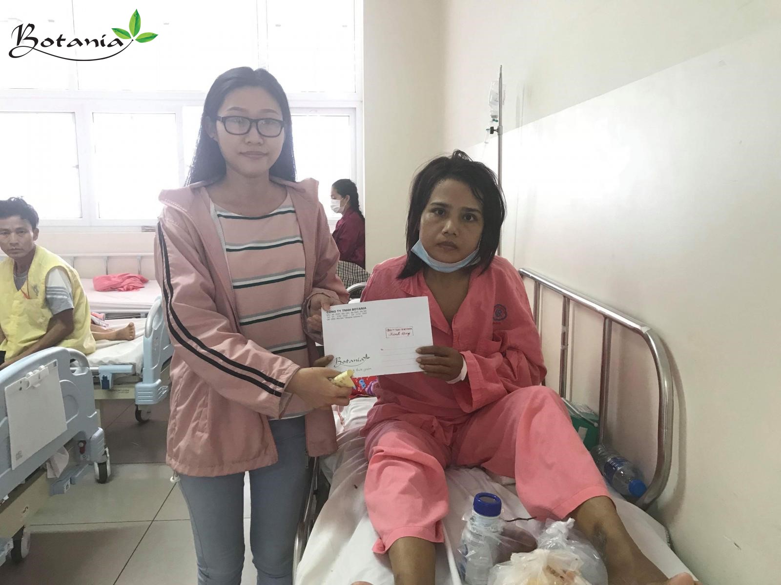 công ty botania từ thiện chồng chăm 2 mẹ con trong bệnh viện