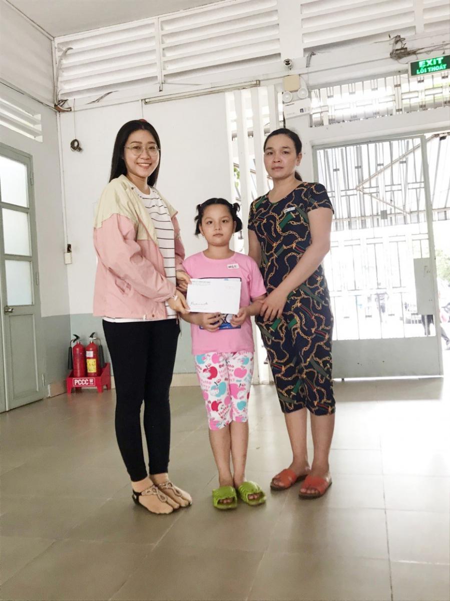 Đại diện công ty Botania tặng quà mẹ con bé Nhi