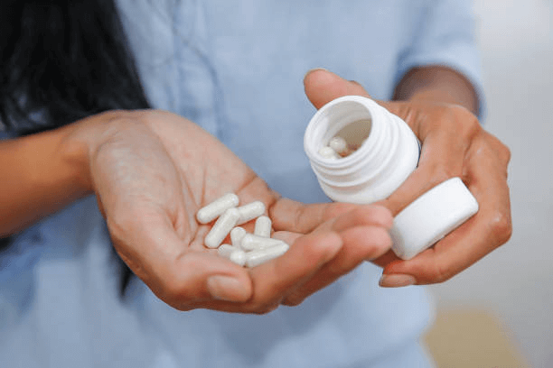 Baricitinib là loại thuốc uống đầu tiên được phê duyệt để điều trị rụng tóc từng mảng