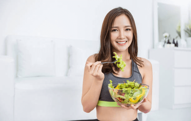 Chế độ ăn uống và sinh hoạt khoa học cho người rụng tóc từng mảng là gì?