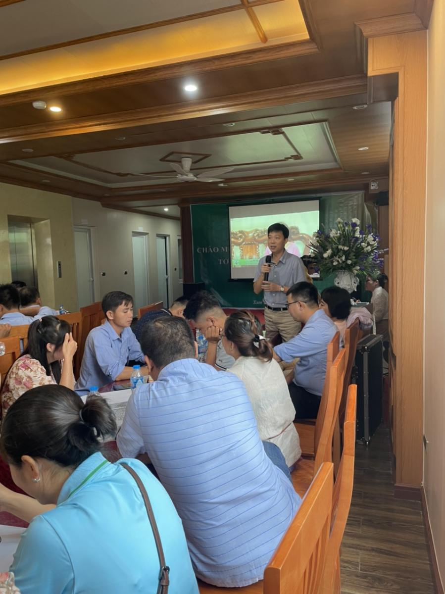 Chị Phạm Thanh Thủy – Giám đốc công ty Botania đang đưa ra câu hỏi cho các anh chị trình dược viên
