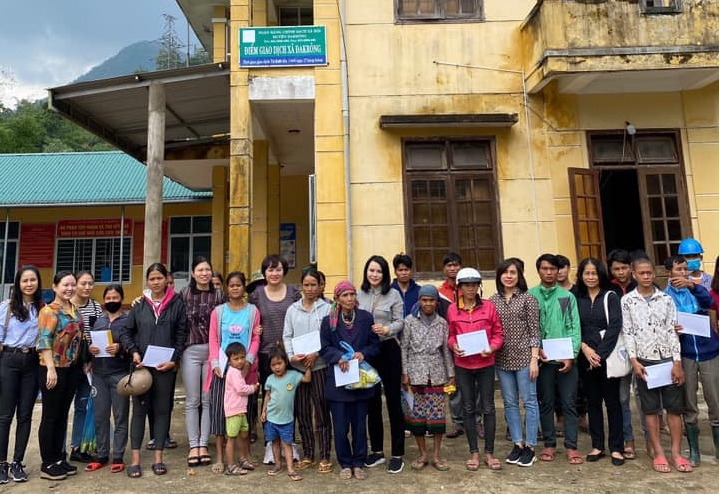 Đại diện công ty Botania hỗ trợ đồng bào miền Trung trong đợt lũ lịch sử năm 2020