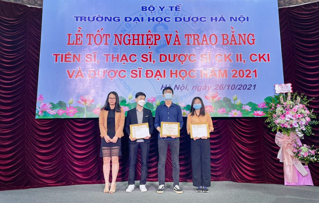 Đại diện công ty Botania trao học bổng cho sinh viên xuất sắc trường đại học Dược Hà Nội