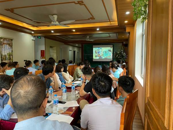 Các anh chị trình dược viên đang chăm chú lắng nghe