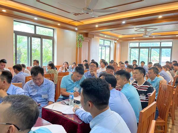 Các anh chị trình dược viên đang chăm chú lắng nghe