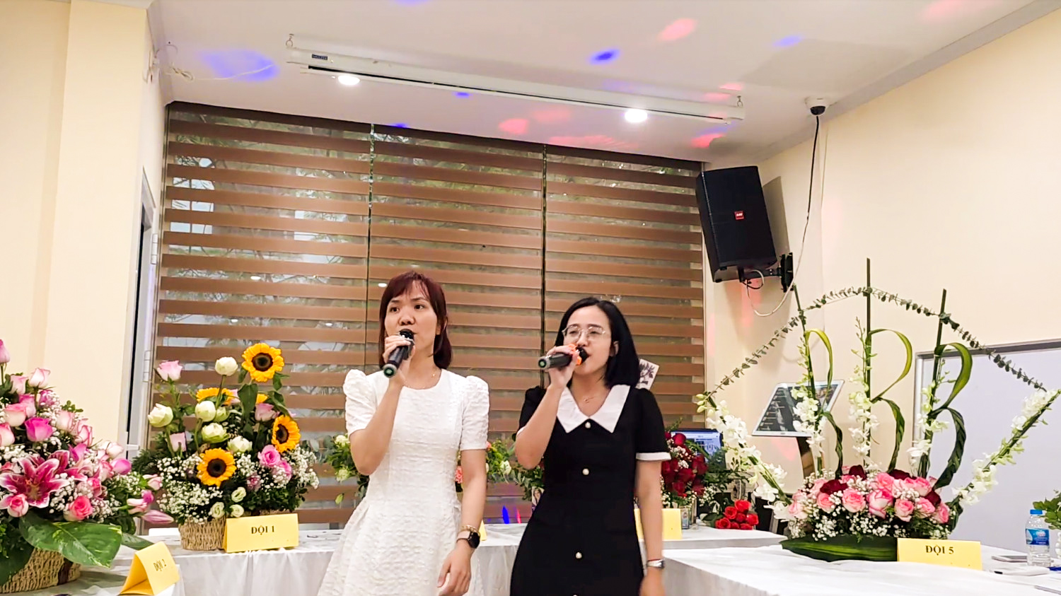 Hai chú chim họa mi của công ty Botania
