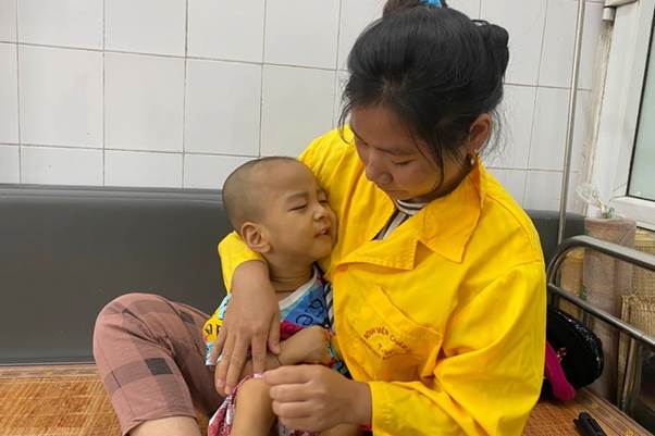 Bé Đức Anh khóc ngằn ngặt trong vòng tay mẹ