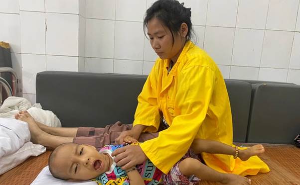 Dù bệnh của con có dấu hiệu thuyên giảm, người mẹ nghèo vẫn phải nghẹn lòng xin cho con xuất viện
