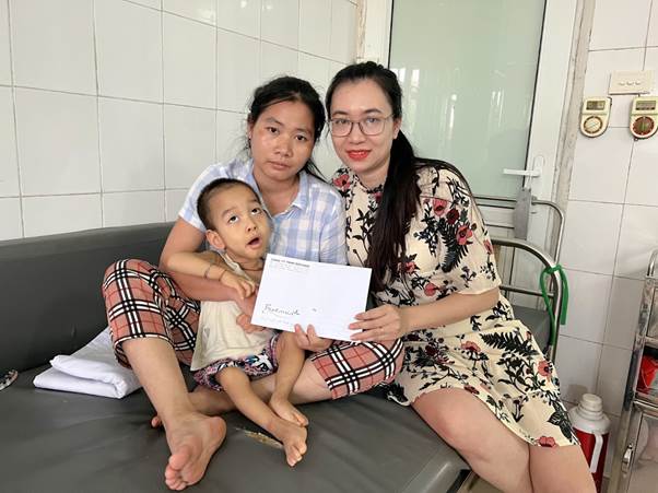 Đại diện công ty Botania tặng quà cho mẹ con bé Đức Anh