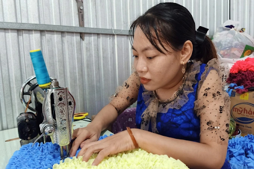 Công việc may thảm lót chân chỉ mang lại thu nhập 120.000đ/tuần