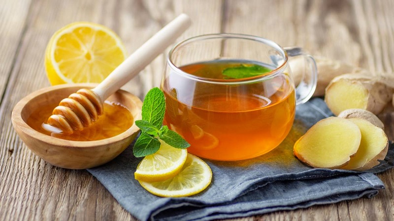 Trà gừng mật ong giúp giảm đau họng.