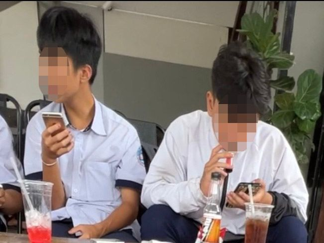 Không khó bắt gặp hình ảnh các em học sinh phì phèo điếu thuốc lá điện tử
