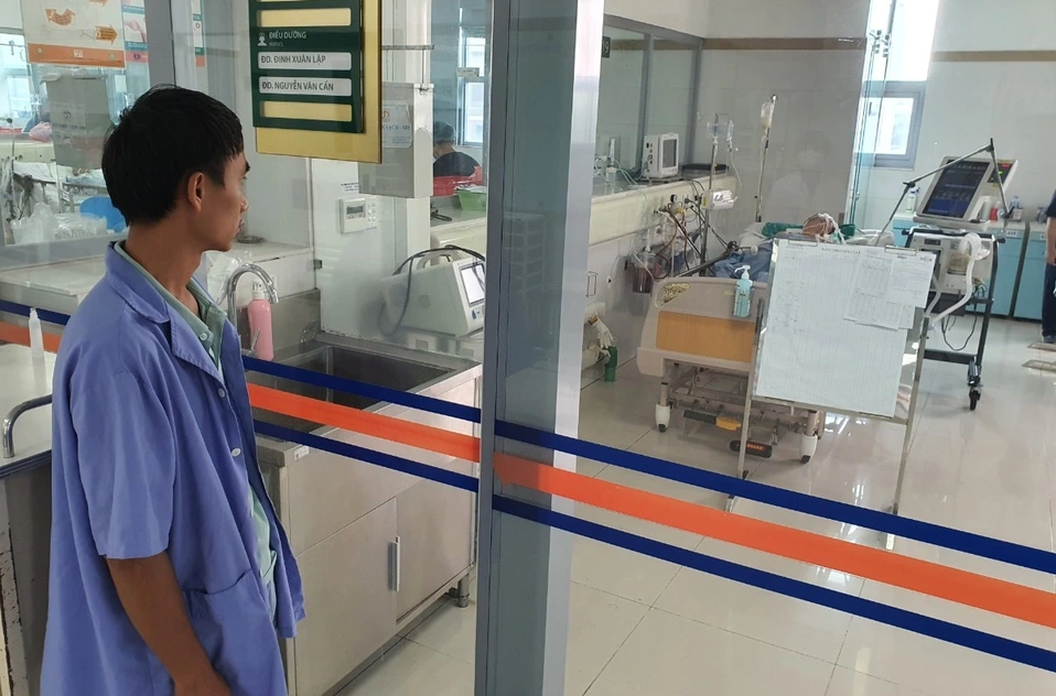 Anh Đông đứng lặng, bất lực nhìn người vợ đang chiến đấu từng giây giành lại sự sống