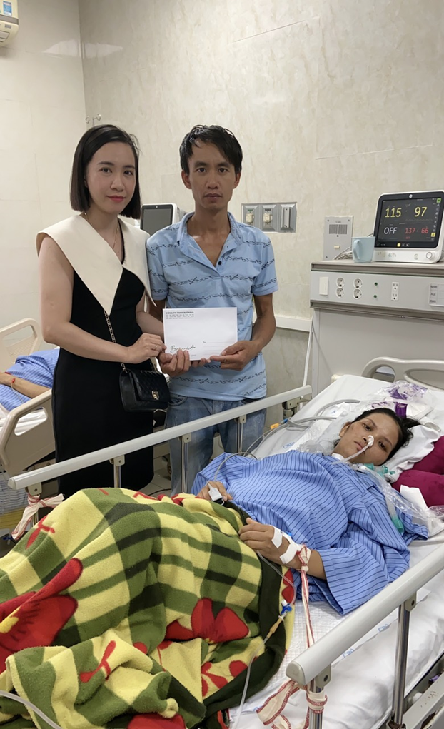  Đại diện công ty Botania trao quà cho vợ chồng chị Nga