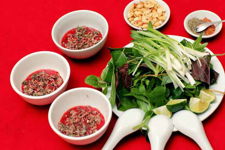 Không nên ăn tiết canh lợn để phòng ngừa mắc bệnh.