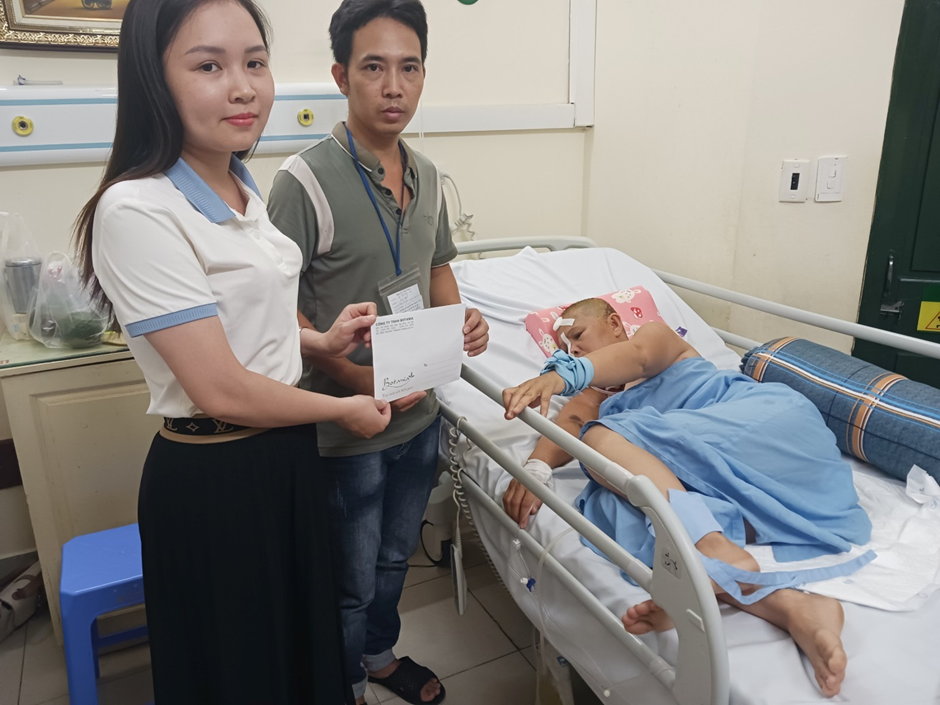 Đại diện công ty Botania trao món quà đến gia đình anh Khánh, bà Mây