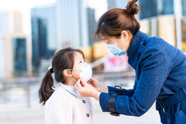 Người dân nên đeo khẩu trang khi ra đường
