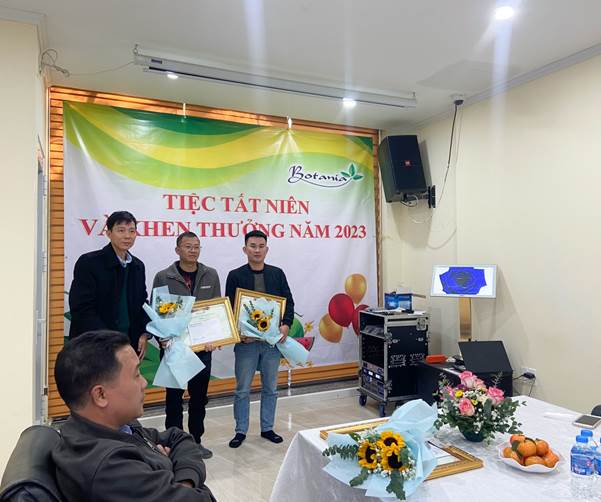 Sếp Hoàng trao thưởng cho hai bạn đạt giải bán hàng xuất sắc nhất của năm