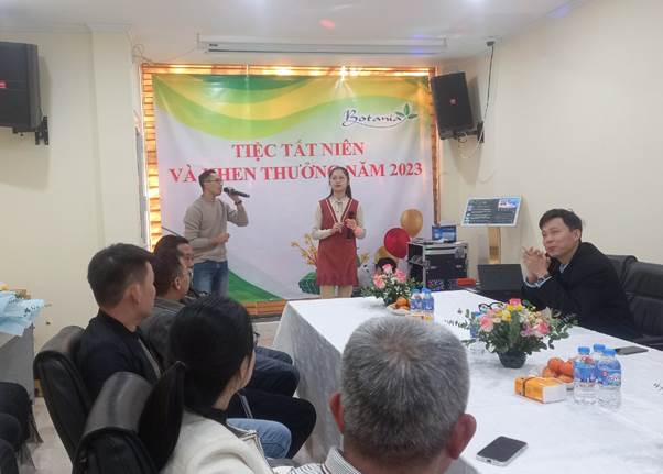Bạn Linh (TDV) và bạn Hồng song ca bài hát “Bật tình yêu lên”