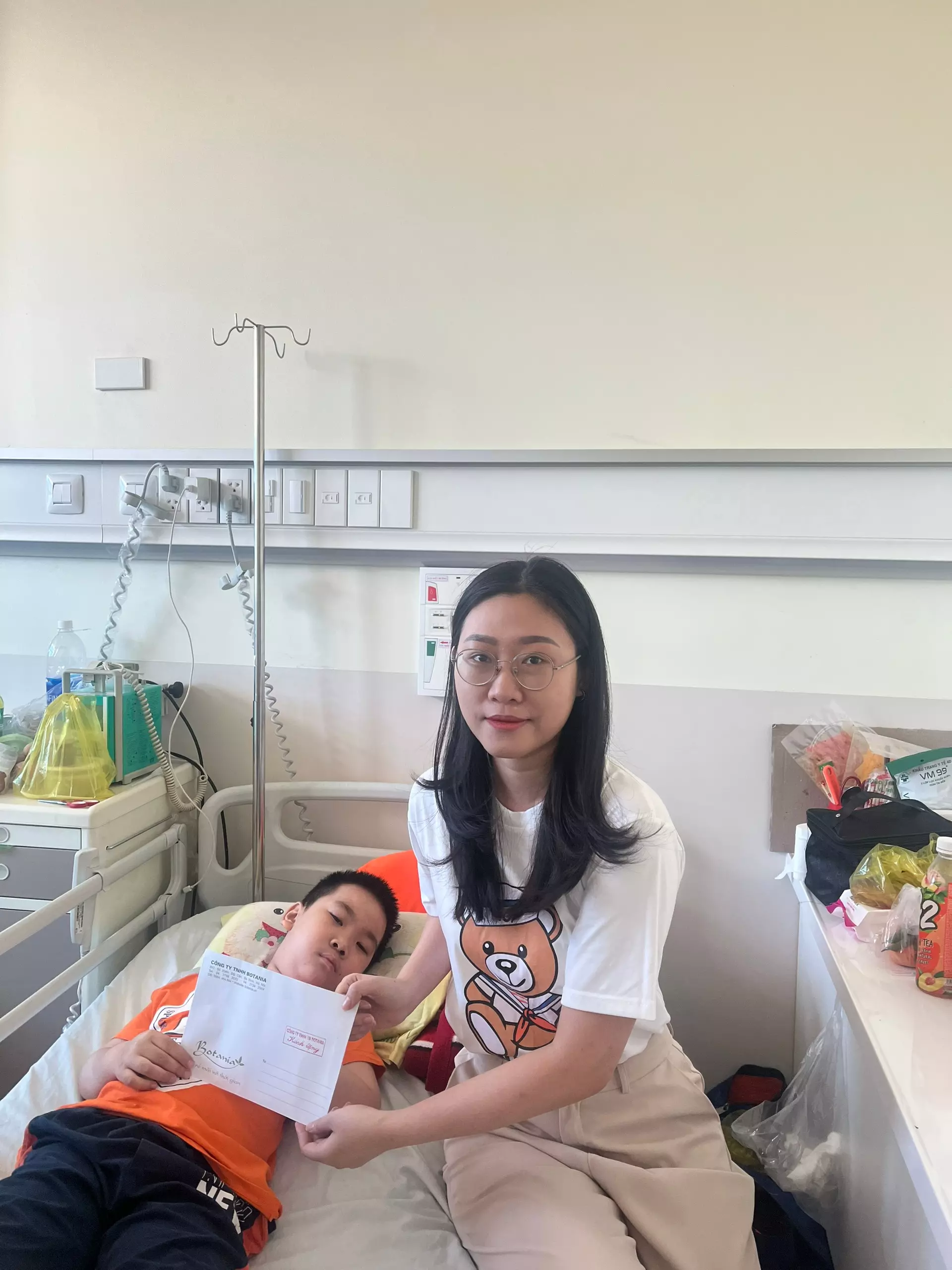 Đại diện công ty Botania trao quà cho gia đình cháu Sơn
