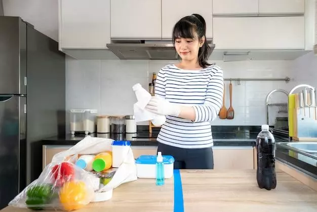 Vệ sinh bếp và loại bỏ những thứ độc hại, không cần thiết