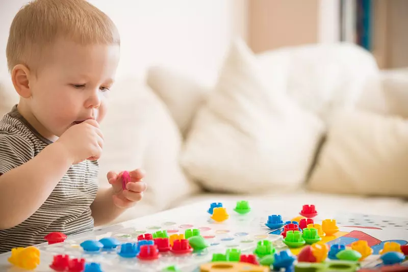 Trẻ hóc dị vật đường thở do nuốt phải đồ chơi