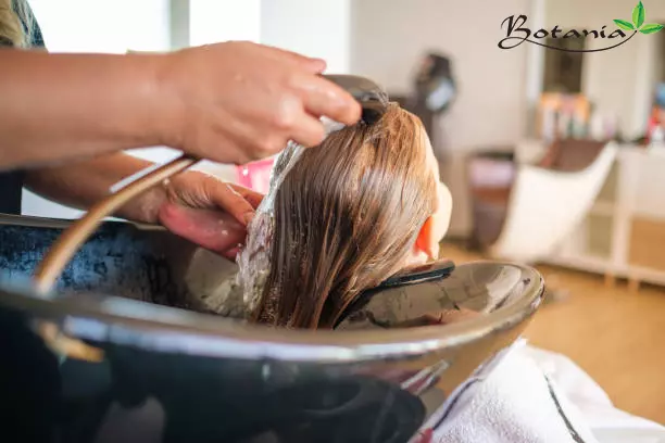 gội sạch đầu cho trẻ