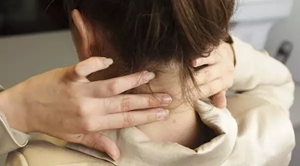 xoa bóp cổ thường xuyên và tránh vận động mạnh