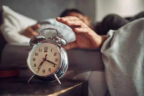 dậy luôn khi báo thức kêu