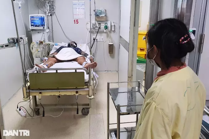Vợ nghèo nghẹn nhìn chồng co giật nguy kịch: Anh phải về với các con - 2