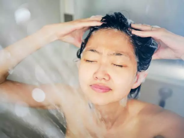 Bạn cần gội đầu thường xuyên hơn khi bạn bị gàu.