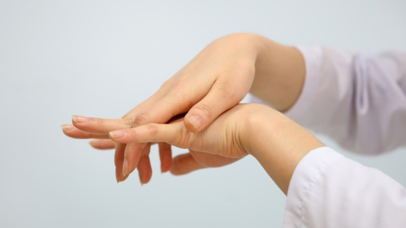 Xoa hai bàn tay với nhau để dầu dưỡng được phân tán đều ra tay