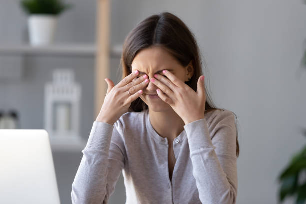 Không dụi tay lên mắt để phòng tránh viêm kết mạc