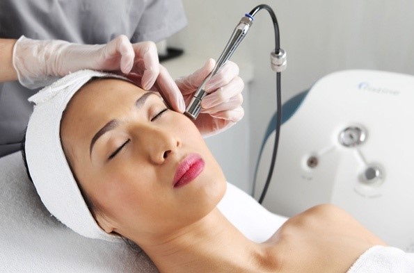 Dùng laser giúp tăng cường sản sinh collagen, cải thiện cấu trúc da