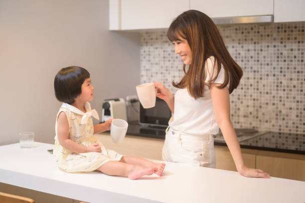 Trẻ bị viêm ruột cần được uống đủ nước.
