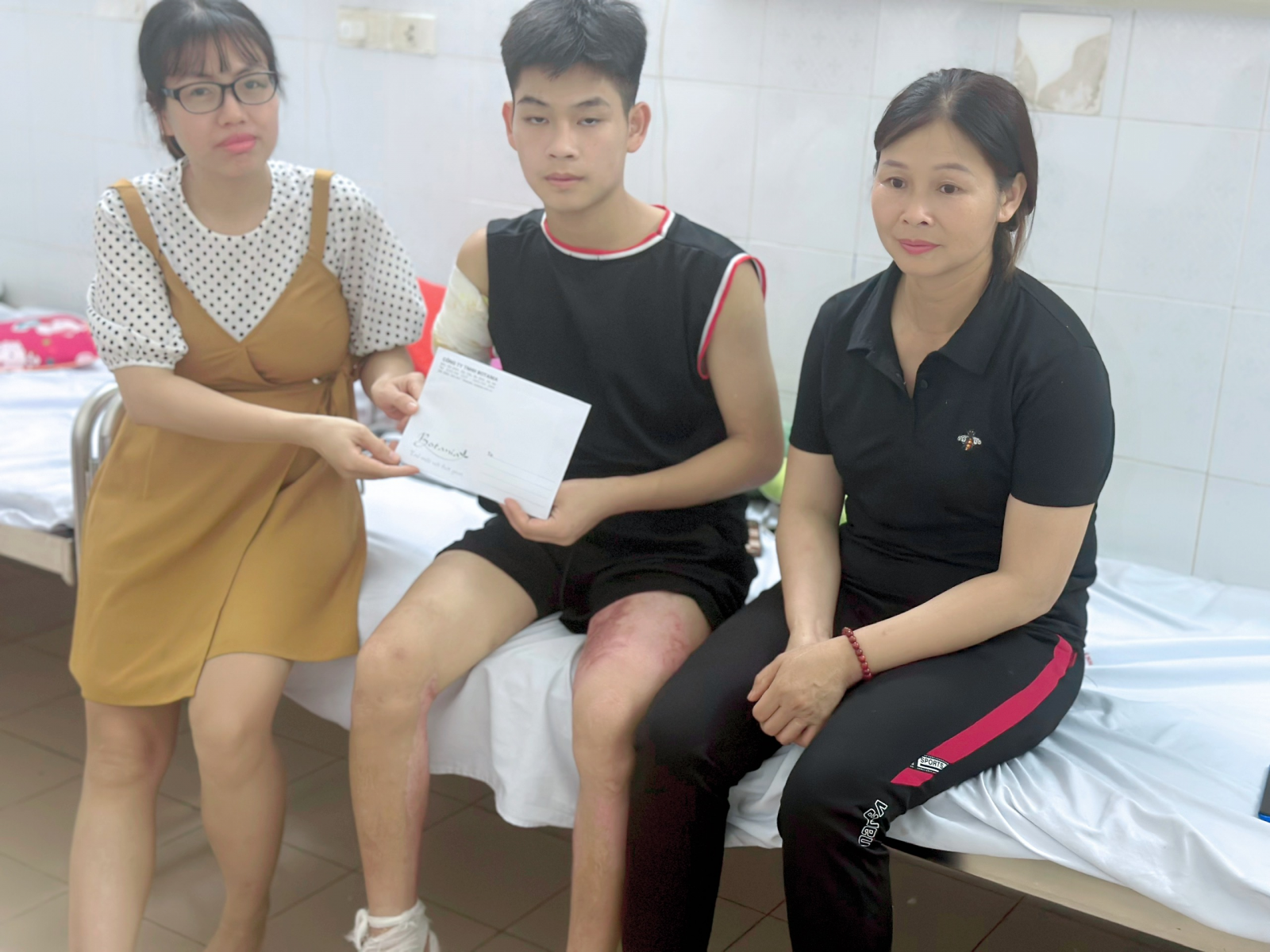 Đại diện công ty Botania trao món quà nhỏ cho mẹ con cháu Hân