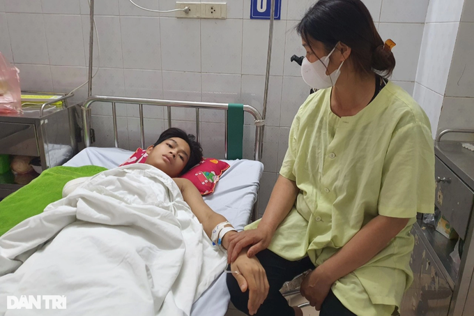 Từ ngày con nằm viện, chị Hồng chưa một ngày được ngủ ngon giấc